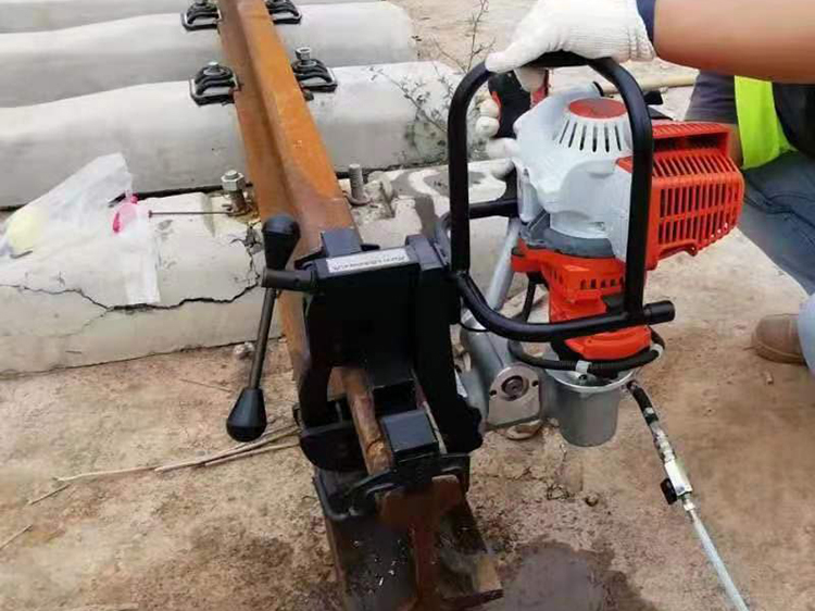 NZG-31II型内(nei)燃鋼軌鑽(zuàn)孔機