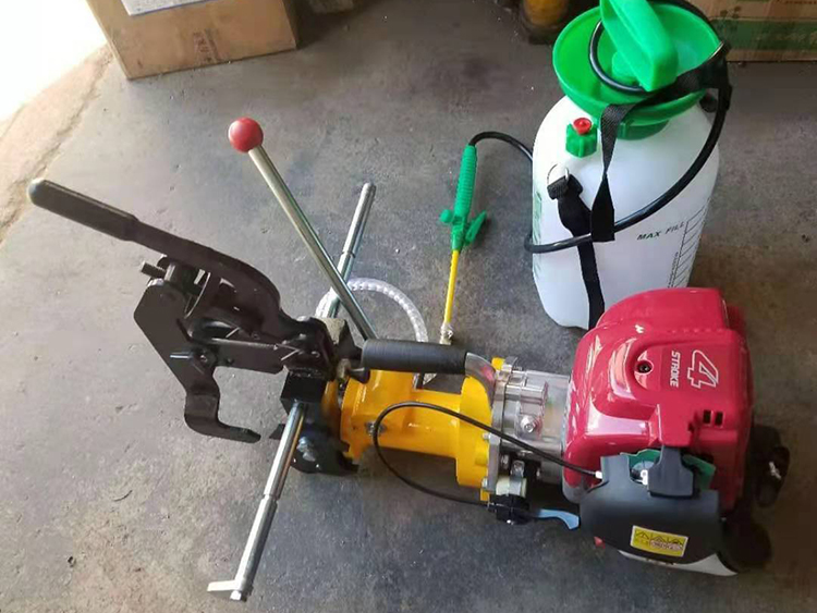 NZG-31型内(nei)燃鋼軌鑽(zuàn)孔機